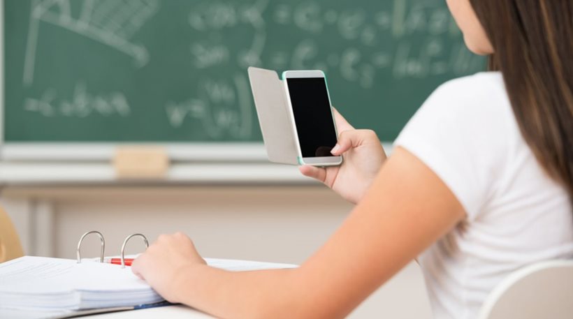 H «ζούγκλα του κινητού» στα σχολεία: Οι μαθητές δεν το αποχωρίζονται στιγμή