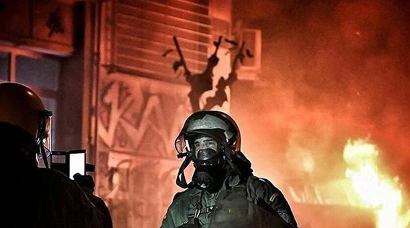Άνδρας των ΜΑΤ ποζάρει με φόντο τις φωτιές στα Εξάρχεια! (φωτό)
