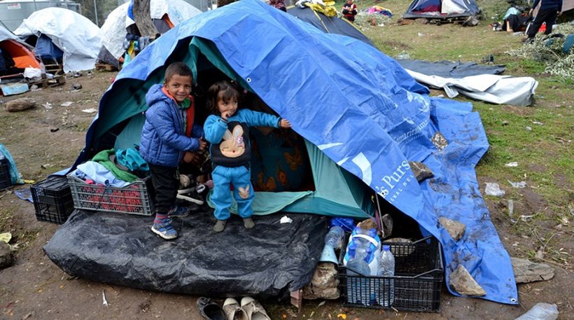 Μέσα σε λάσπες και σκουπίδια μένουν οι πρόσφυγες στο hotspot στη Μόρια