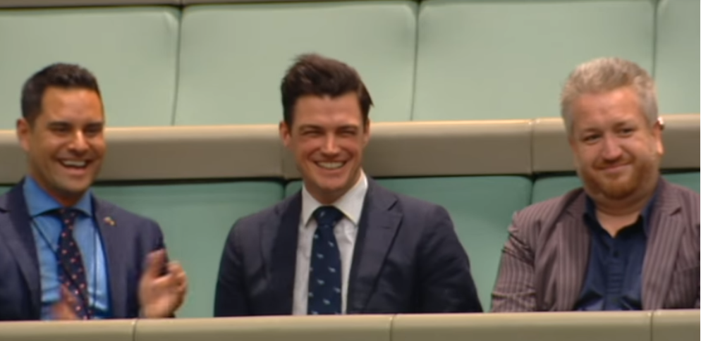 Αυστραλός βουλευτής έκανε πρόταση γάμου στον σύντροφό του μέσα στη βουλή!