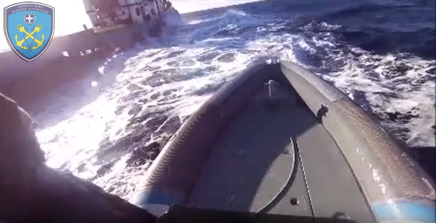 “Έλα πάμε πάμε” – Βίντεο από την επιχείρηση του λιμενικού στο ναρκοπλοίο