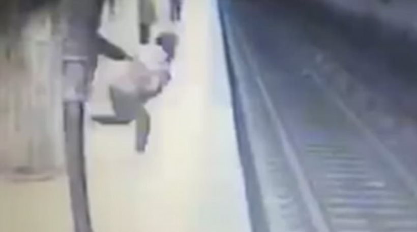 Γυναίκα σπρώχνει εν ψυχρω 25χρονη μπροστά σε συρμό του μετρό