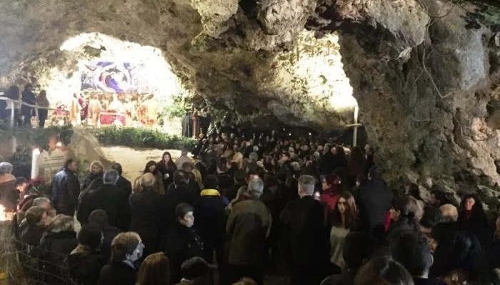 Χριστουγεννιάτικη Θεία λειτουργία στο σπήλαιο της Μαραθοκεφάλας