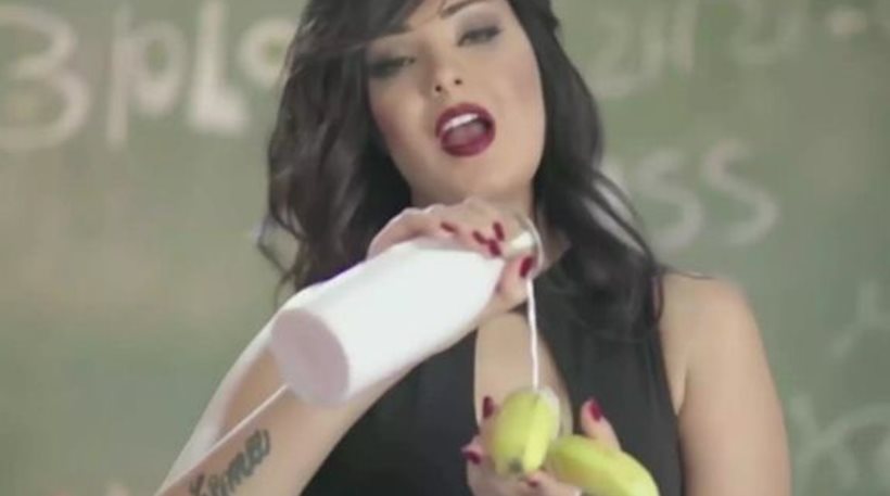 Δύο χρόνια φυλακή στην τραγουδίστρια που έτρωγε μπανάνα σε βίντεο κλιπ!