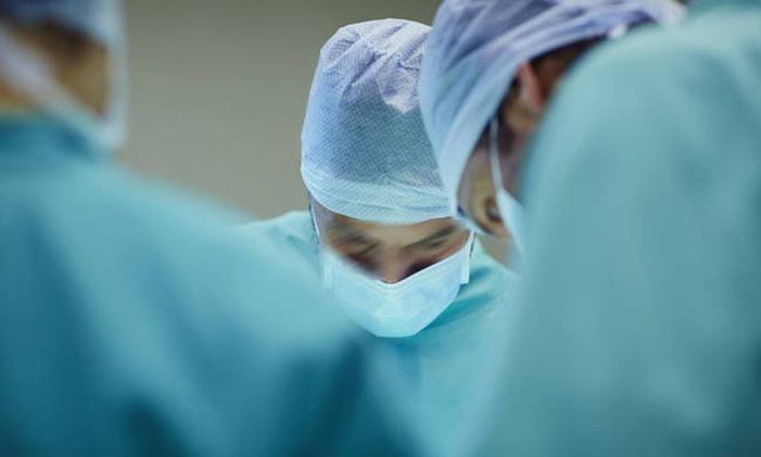 Χειρουργός πιάστηκε να υπογράφει τα αρχικά του σε συκώτι ασθενών