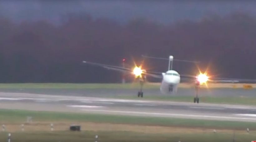 Τρομακτικό βίντεο: Αεροπλάνο γίνεται… καρυδότσουφλο