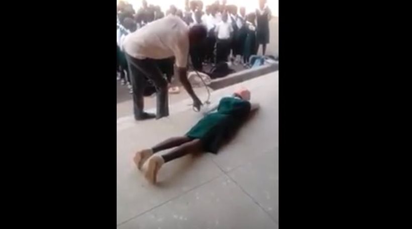 Δάσκαλος στη Νιγηρία χτυπάει με ξύλο μαθητές γιατί άργησαν στην τάξη
