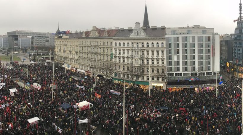 Δεκάδες χιλιάδες διαδηλωτές στην πρώτη αντικυβερνητική συγκέντρωση