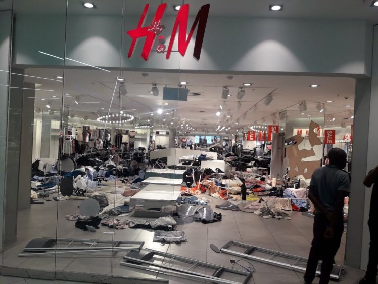 Διέλυσαν κατάστημα H&M για τη διαφήμιση που προκάλεσε σάλο