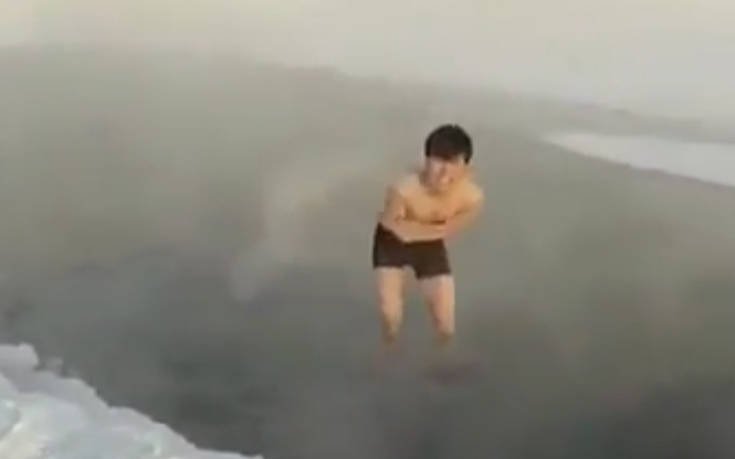 Γιαπωνέζος τουρίστας βουτάει στο νερό στους -60 βαθμούς Κελσίου