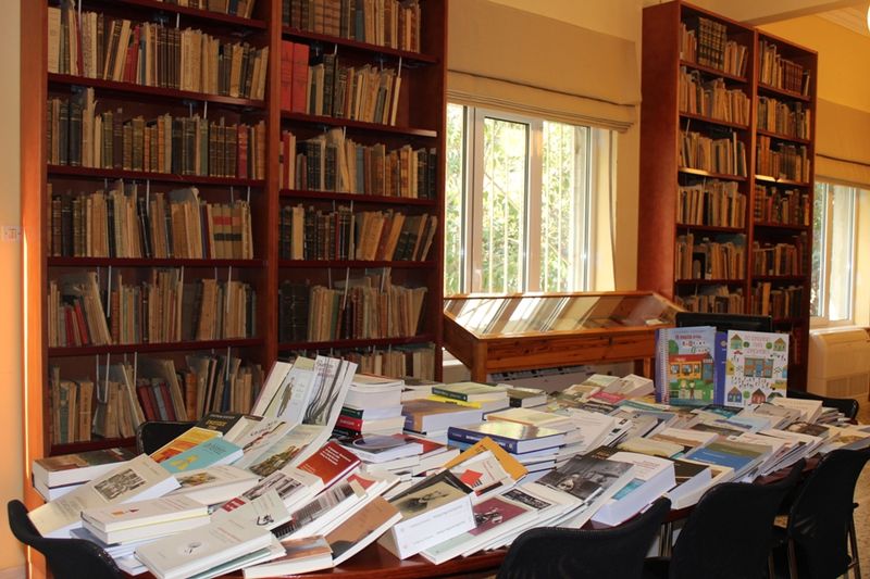Δωρεά βιβλίων στη Δημοτική Βιβλιοθήκη Χανίων από το Κ.Ι.Κ.Π.Ε