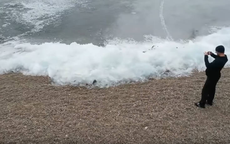 Κύμα βγαίνει στην ακτή παγωμένο (βίντεο)
