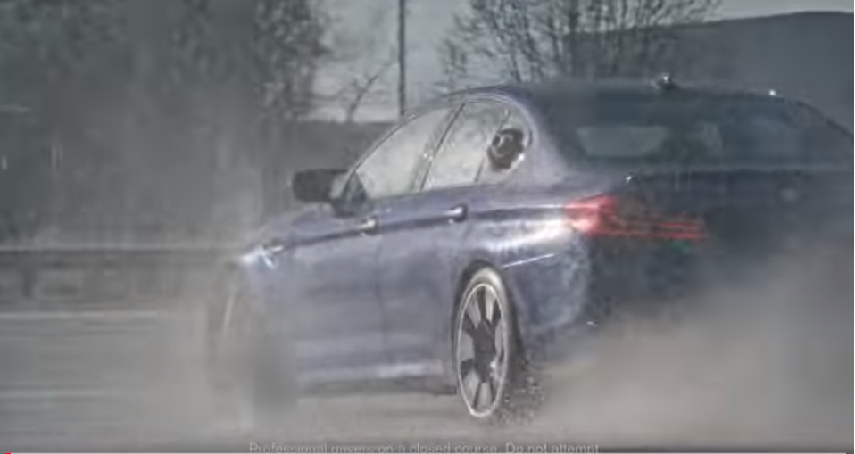 Ανεφοδιασμός εν κινήσει σε BMW για να κάνει ρεκόρ (βίντεο)