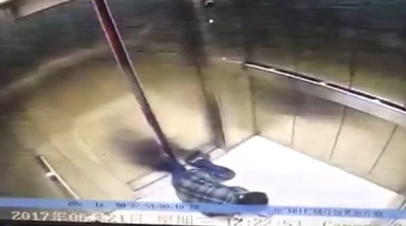 «Εφιάλτης» σε ασανσέρ:Χάζευε το κινητό της, σκόνταψε και της κόπηκε το πόδι