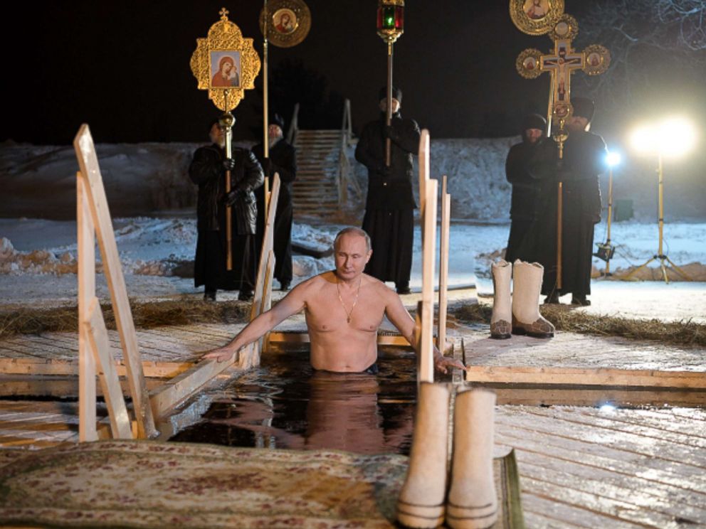 Ο Πούτιν βούτηξε για το σταυρό στα Θεοφάνια, σε παγωμένη λίμνη