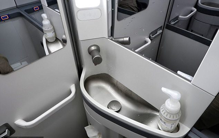 Μικραίνουν ακόμα περισσότερο οι τουαλέτες των αεροπλάνων