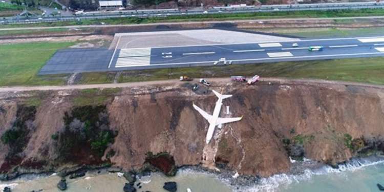 Εικόνες-σοκ: Αεροπλάνο στην Τουρκία γλίστρησε στον γκρεμό (βίντεο)