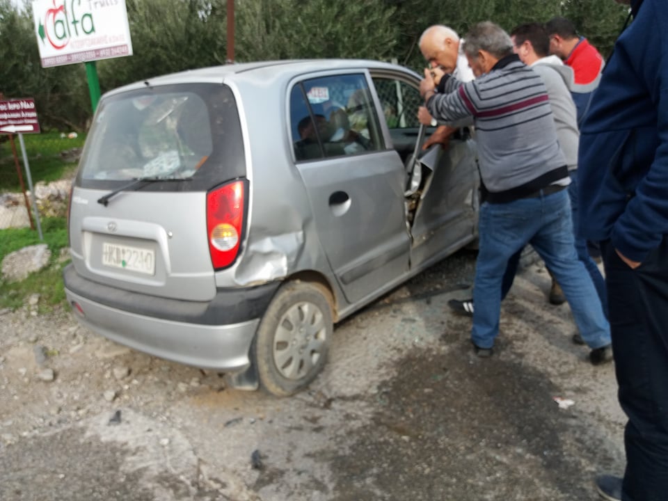Σοβαρό τροχαίο στο Τυμπάκι – Άνδρας εγκλωβίστηκε στο αυτοκίνητό του(φωτο)