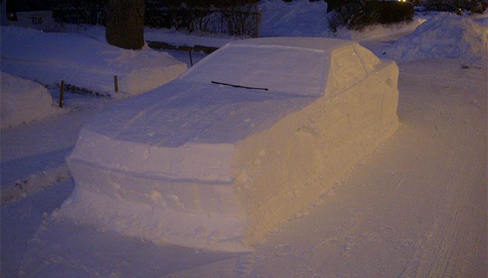 Αστυνομικοί έκοψαν κλήση σε αυτοκίνητο φτιαγμένο από χιόνι!