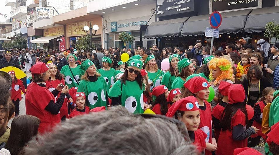Χιλιάδες κόσμος στην καρναβαλική παρέλαση στο Αρκαλοχώρι