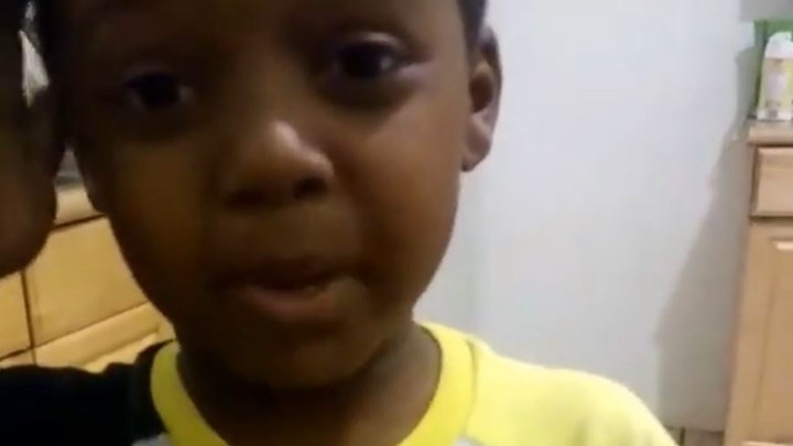 Ο 6χρονος που ζητάει να μπει τέλος στη βία και γίνεται viral