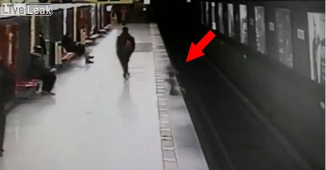 Εφιαλτικό βίντεο: Δίχρονο αγόρι πέφτει στις ράγες του μετρό