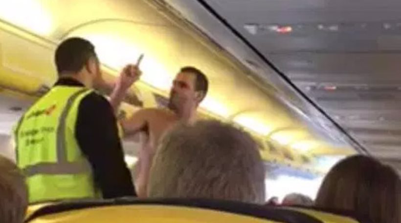 Ημίγυμνος επιβάτης της Ryanair βρίζει & απειλεί το πλήρωμα σε πτήση(βίντεο)