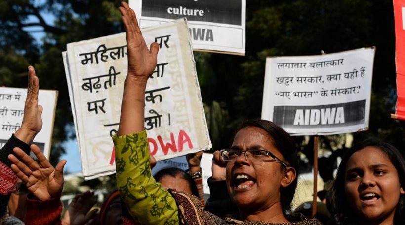 Φρίκη στην Ινδία: Συμμορία αντρών βίασαν γυναίκα με σιδερένια ράβδο