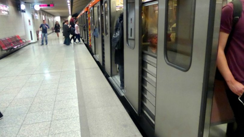 Παρασύρθηκε στο Μετρό – Πιάστηκε το λουρί του σκύλου της στον συρμό