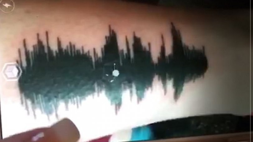 Έκανε τατουάζ την φωνή της νεκρής μητέρας της (βίντεο)