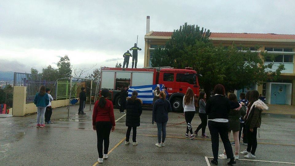 Χανιώτες πυροσβέστες αποκατέστησαν φθαρμένη σημαία σε σχολείο!