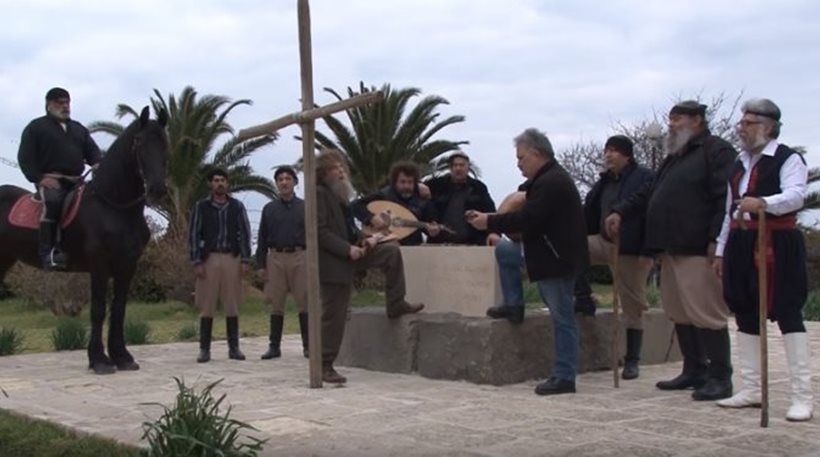 Ο Ψαραντώνης τραγουδά «Πότε θα κάνει ξαστεριά» στον τάφο του Καζαντζάκη