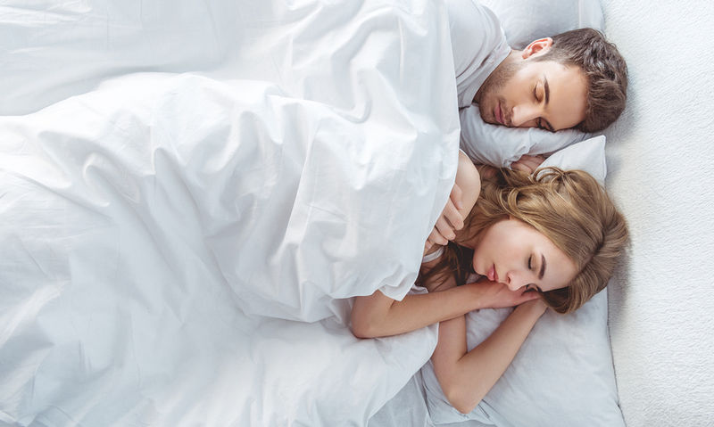 Η στάση που κοιμούνται τα ζευγάρια αποκαλύπτει πόσο συχνά κάνουν σεξ!