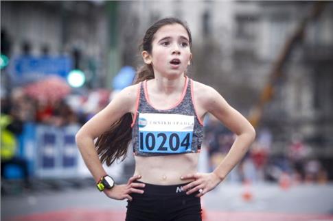 Η 12χρονη που έκλεψε την παράσταση στον Ημιμαραθώνιο της Αθήνας (βίντεο)