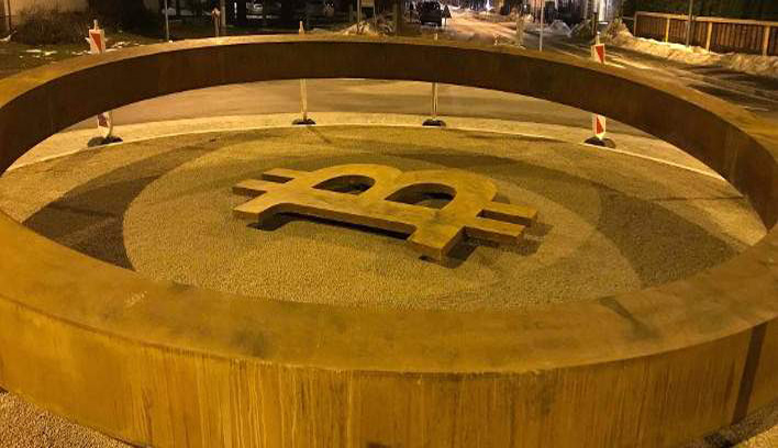 Στη Σλοβενία έφτιαξαν μνημείο 7 μέτρων για το bitcoin -Ολόκληρη πλατεία