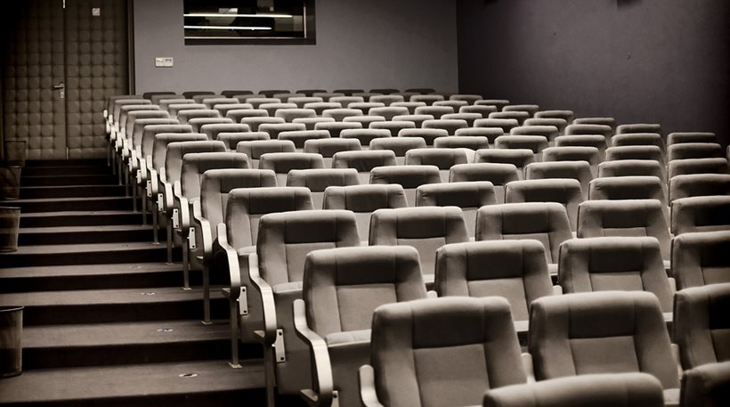 Άνδρας πέθανε όταν το κεφάλι του σφήνωσε ανάμεσα στα καθίσματα του σινεμά