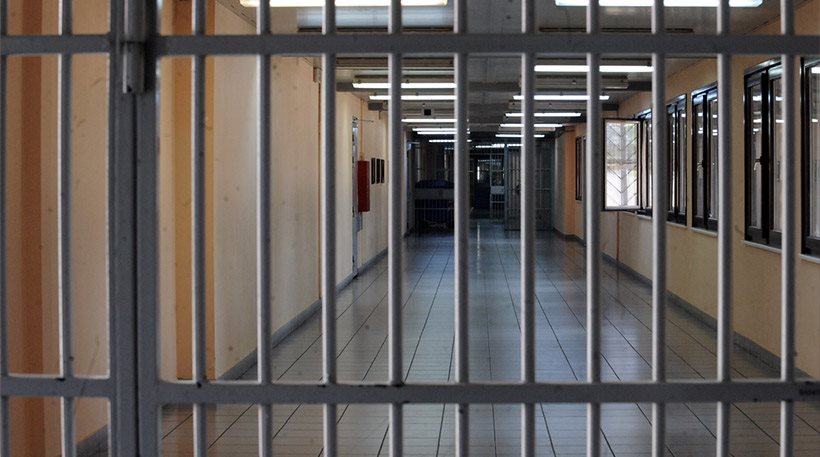 Kρατούμενοι… μαστίγωσαν σωφρονιστικό υπάλληλο στις φυλακές Κορυδαλλού!