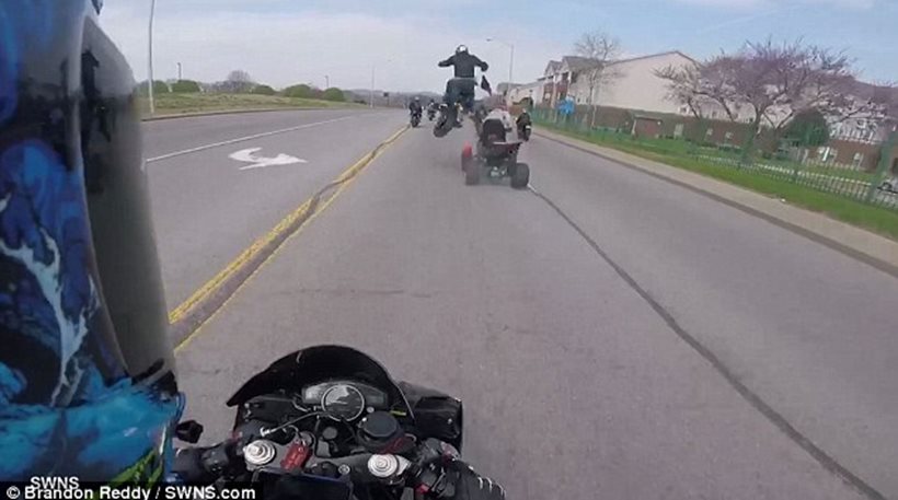 Μοτοσικλετιστής πέφτει σε «γουρούνα» και εκτοξεύεται στον αέρα (βίντεο)