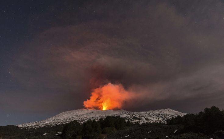 Το ηφαίστειο της Αίτνας «τσουλάει» αργά, αλλά σταθερά, προς τη θάλασσα!