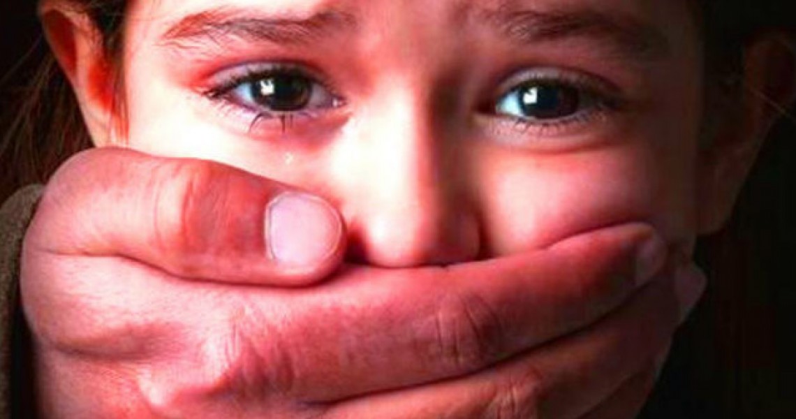 H Ινδία εξετάζει την επιβολή της θανατικής ποινής στους βιαστές παιδιών