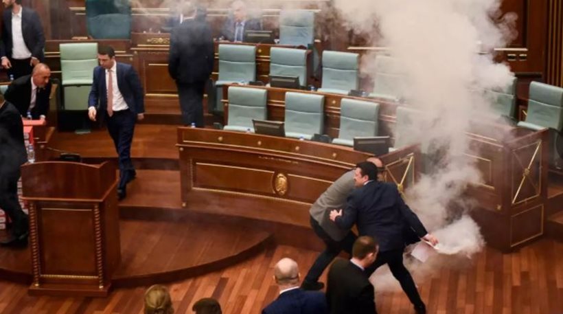 Κόσοβο: Βουλευτές της αντιπολίτευσης έριξαν δακρυγόνα μέσα στη Βουλή
