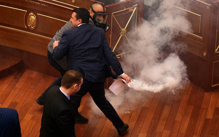 Κόσοβο: Και πάλι… δακρυγόνα από την αντιπολίτευση μέσα στη Βουλή