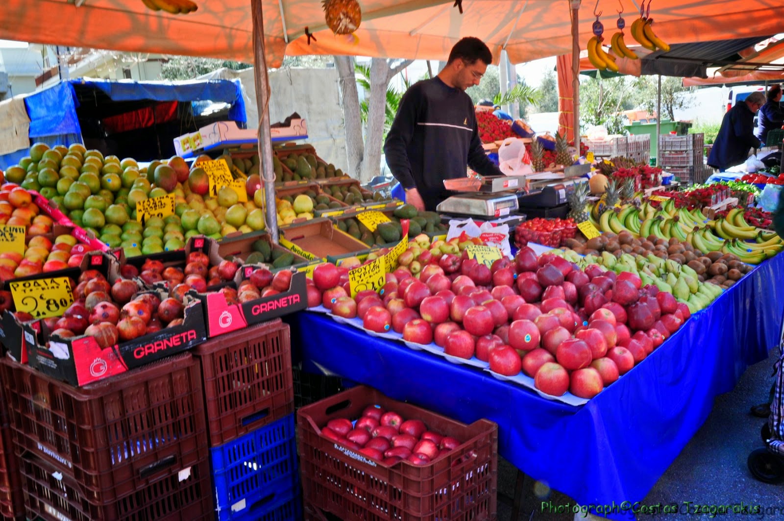 Κορονοϊός: Αν χρειαστεί θα κλείσουμε και τις λαϊκές αγορές