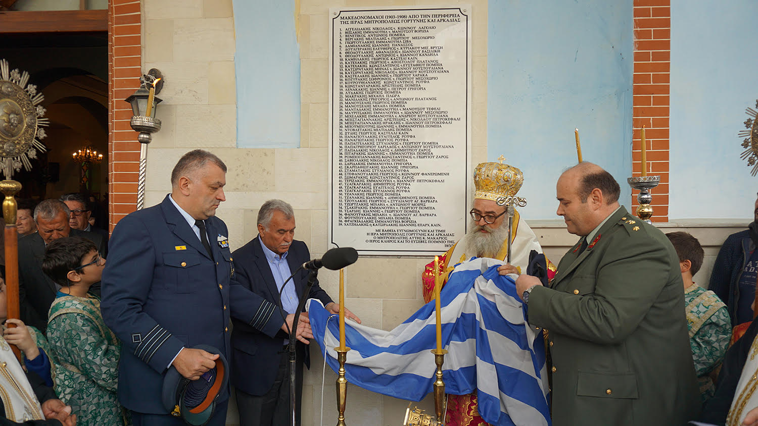 Μία πλάκα τιμής με τα ονόματα των Μεσαριτών Μακεδονομάχων στις Μοίρες