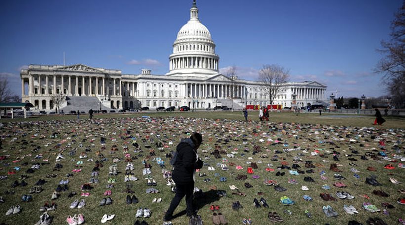 Γιατί ακτιβιστές άφησαν 7.000 παπούτσια έξω από το καπιτώλιο των ΗΠΑ