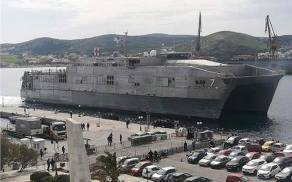 Στη Σύρο εντυπωσιακό ταχύπλοο πλοίο του Αμερικανικού Πολεμικού Ναυτικού