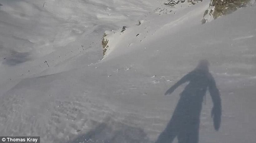 Βίντεο: Κάνει σνόουμπορντ και τον «καταπίνει» χιονοστιβάδα!