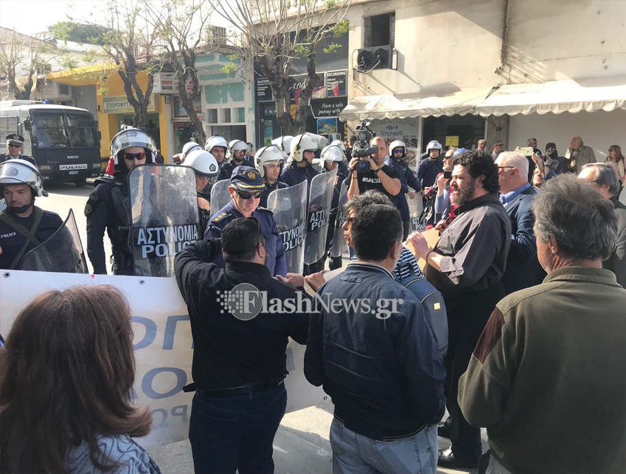 Χανιά: Με πανό διαμαρτυρίας και αστυνομική παρουσία υποδέχτηκαν τη Fraport