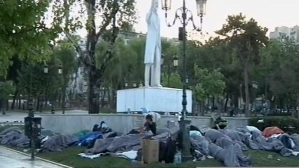 Μετανάστες κοιμούνται στο κέντρο της Θεσσαλονίκης