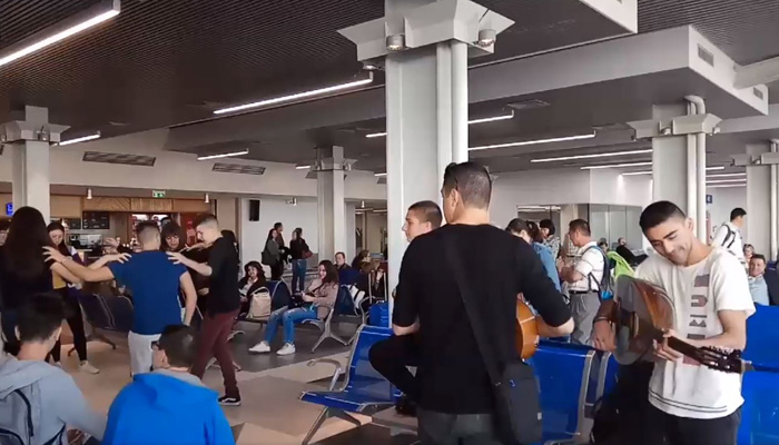 Το Μουσικό Σχολείο Χανίων έκανε «άνω – κάτω» το αεροδρόμιο Ηρακλείου